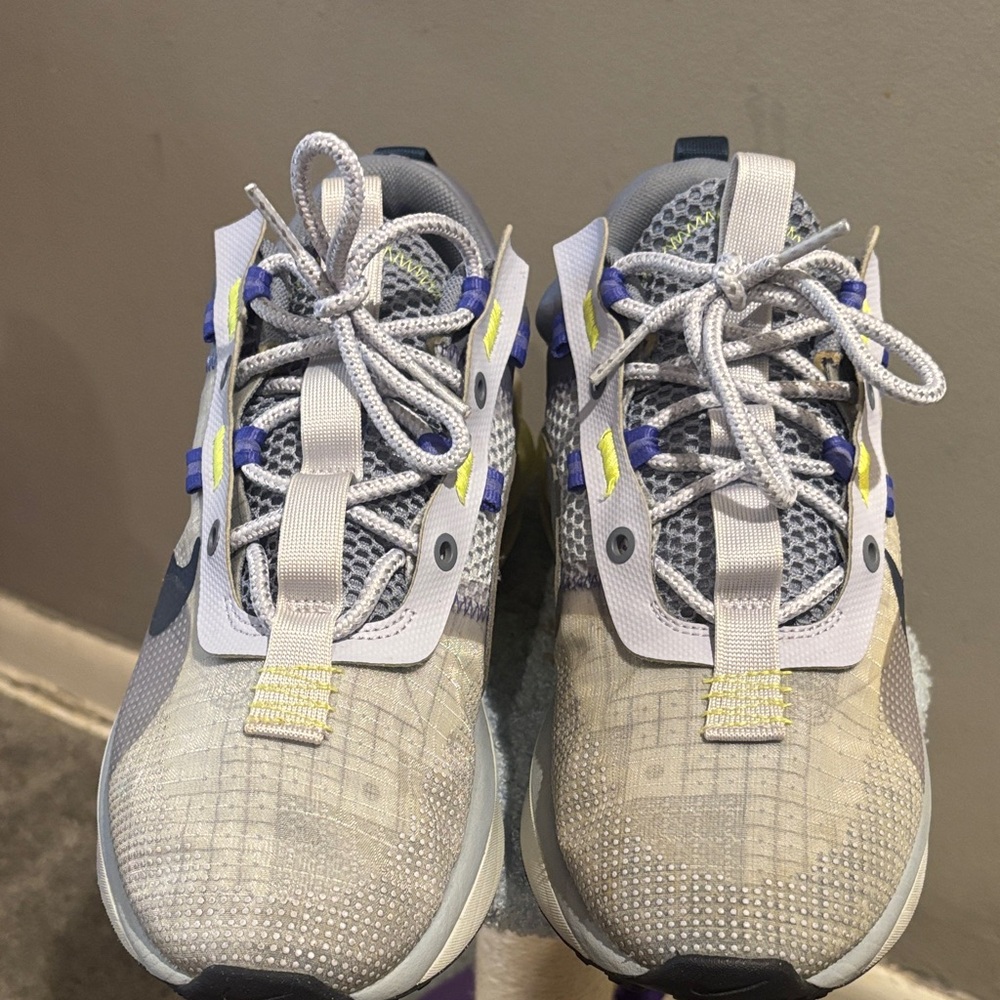 Nike Mens size 9 1/5 Light Gray Mesh Sneakers with Purple & Yellow Accents